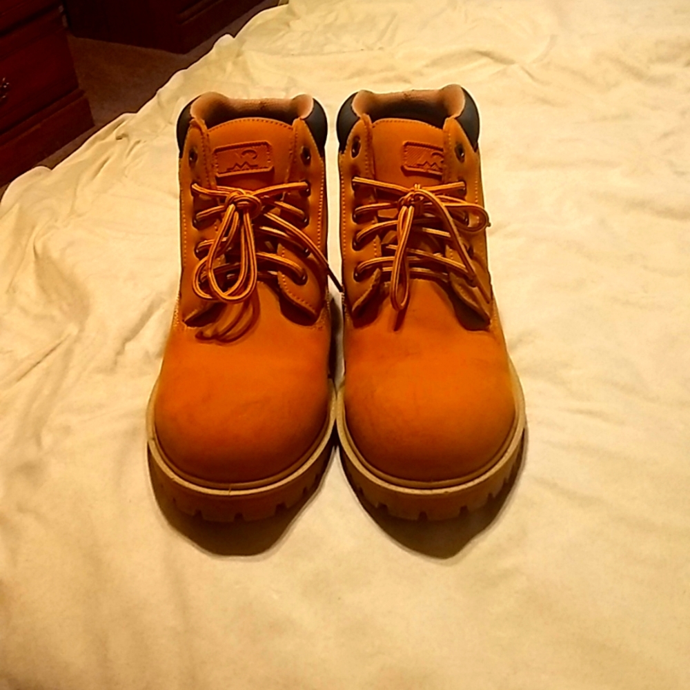 Men's mountain gear boots